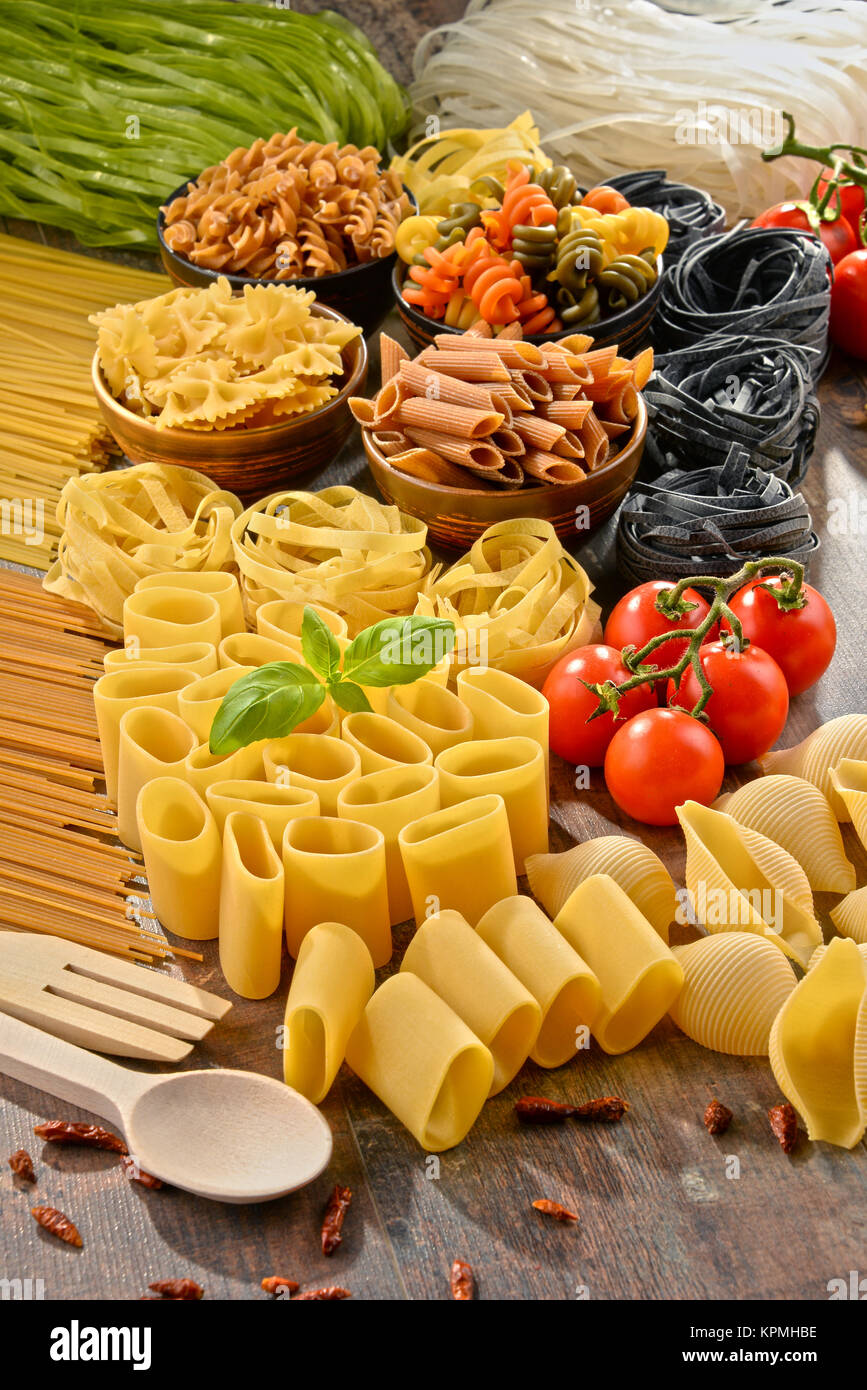 La composition avec choix de plats de pâtes sur une table de cuisine Banque D'Images