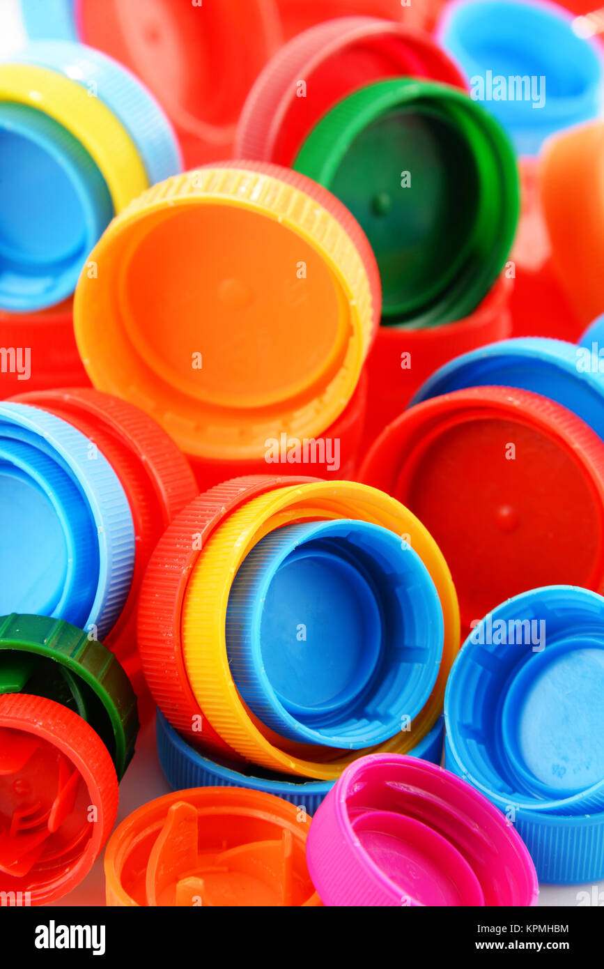 Composition avec des capsules de bouteille en plastique coloré Banque D'Images