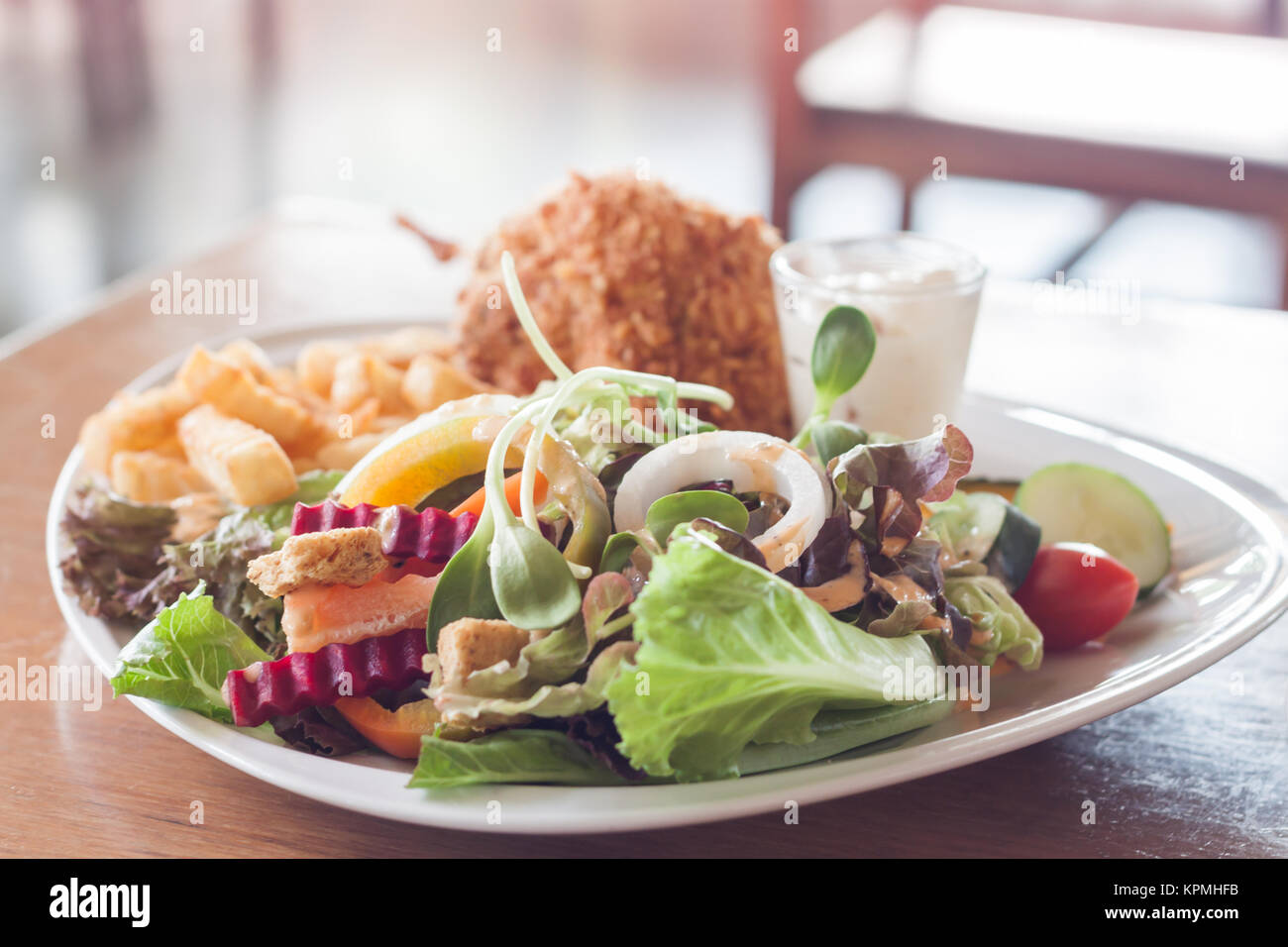 Salade de poulet frit avec profonde Banque D'Images