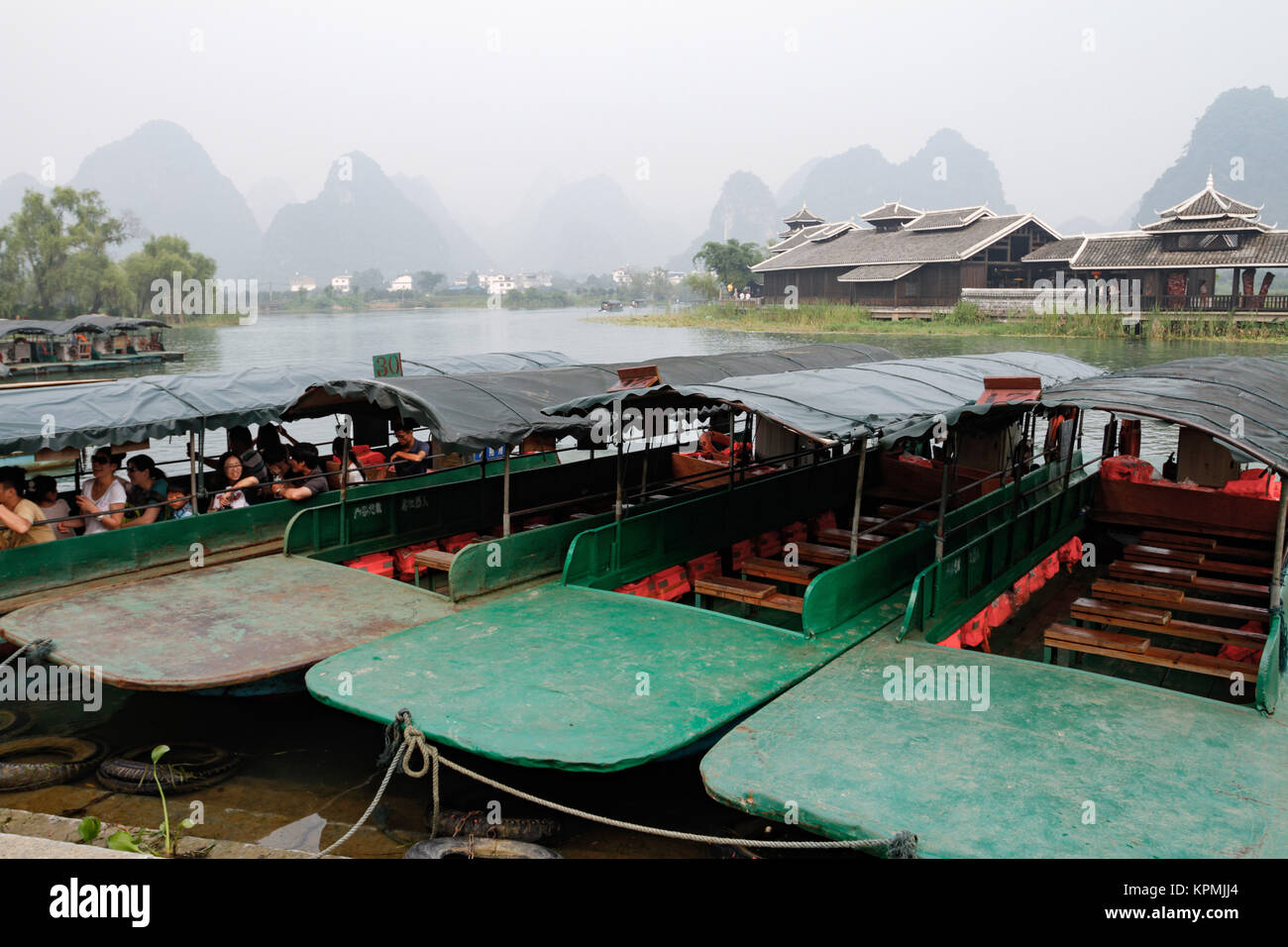 Bateaux à Shi Tao Yuan Wai - parc à thème à Yangshuo, Guilin, Chine Banque D'Images