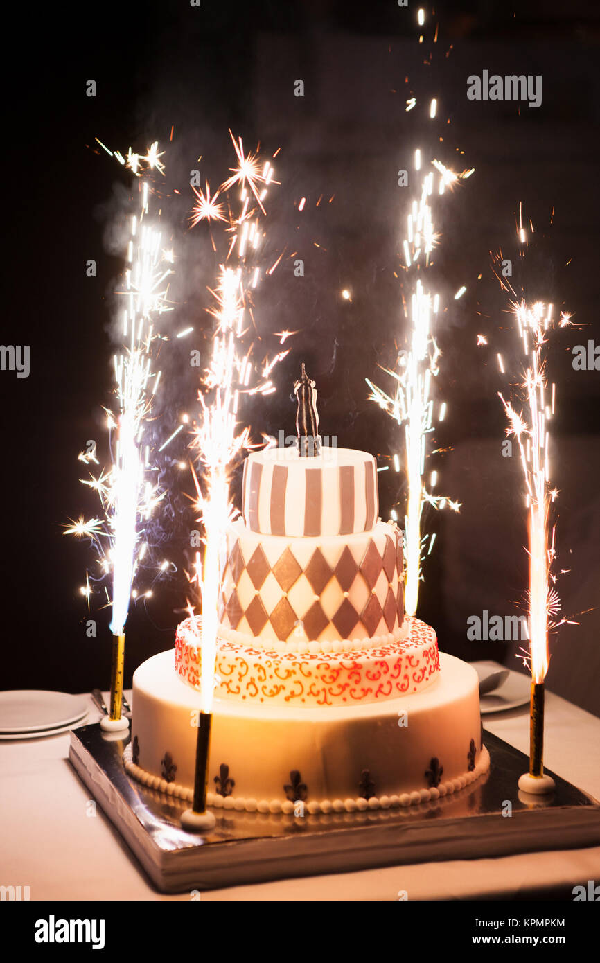 Le Gateau De Fete Avec Feu D Artifice Sur Fond Sombre Photo Stock Alamy