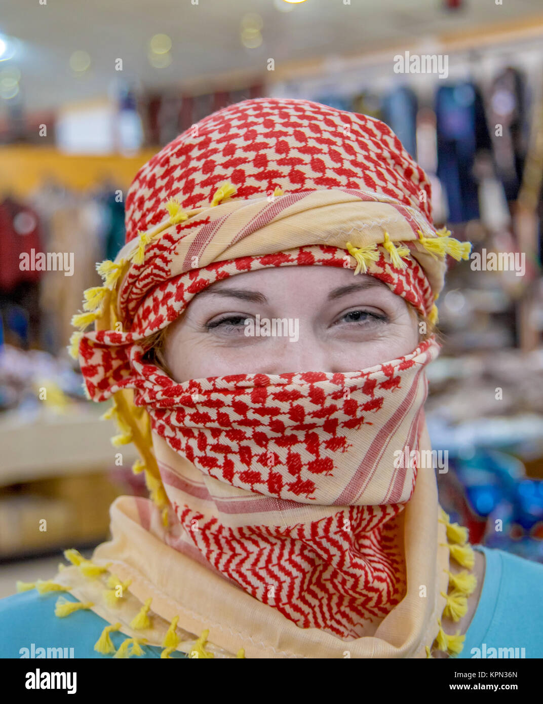 Fille d'apparence Slave portant un foulard Arab Photo Stock - Alamy