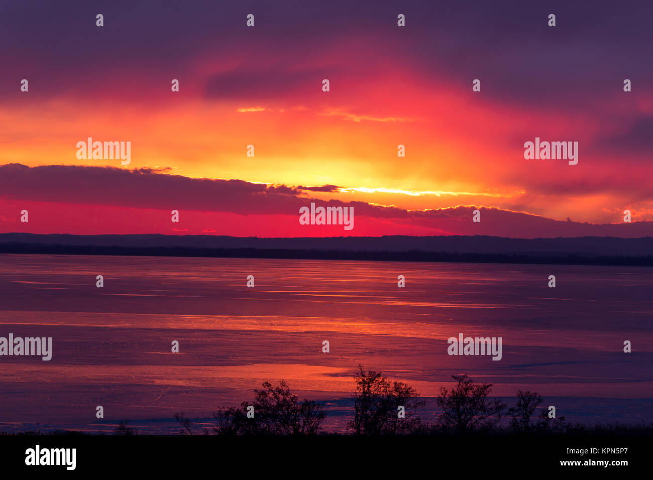 Beau coucher de soleil d'hiver sur le lac Balaton (Hongrie) Banque D'Images