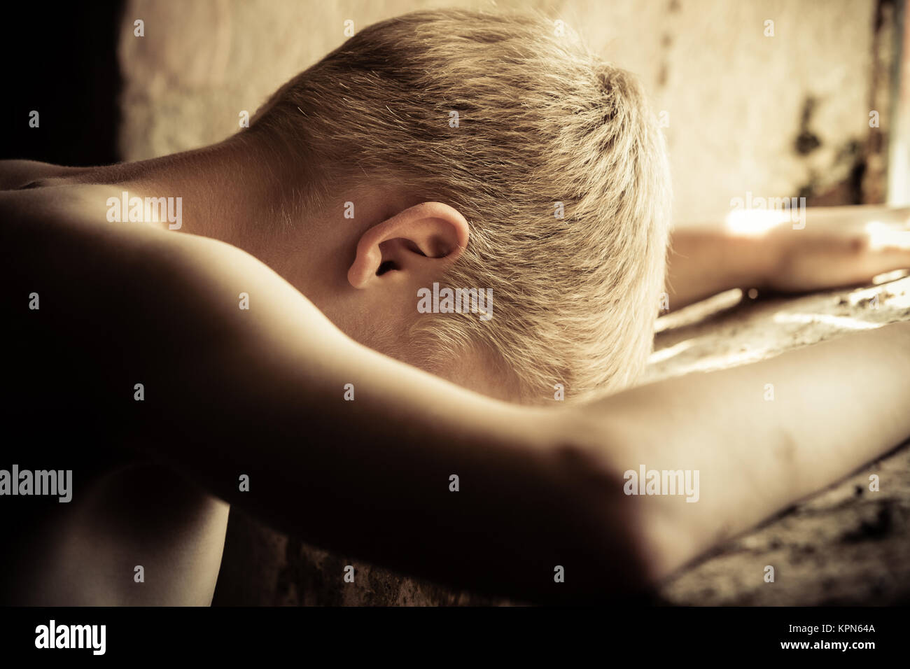 Garçon torse nu, la tête en bas Photo Stock - Alamy