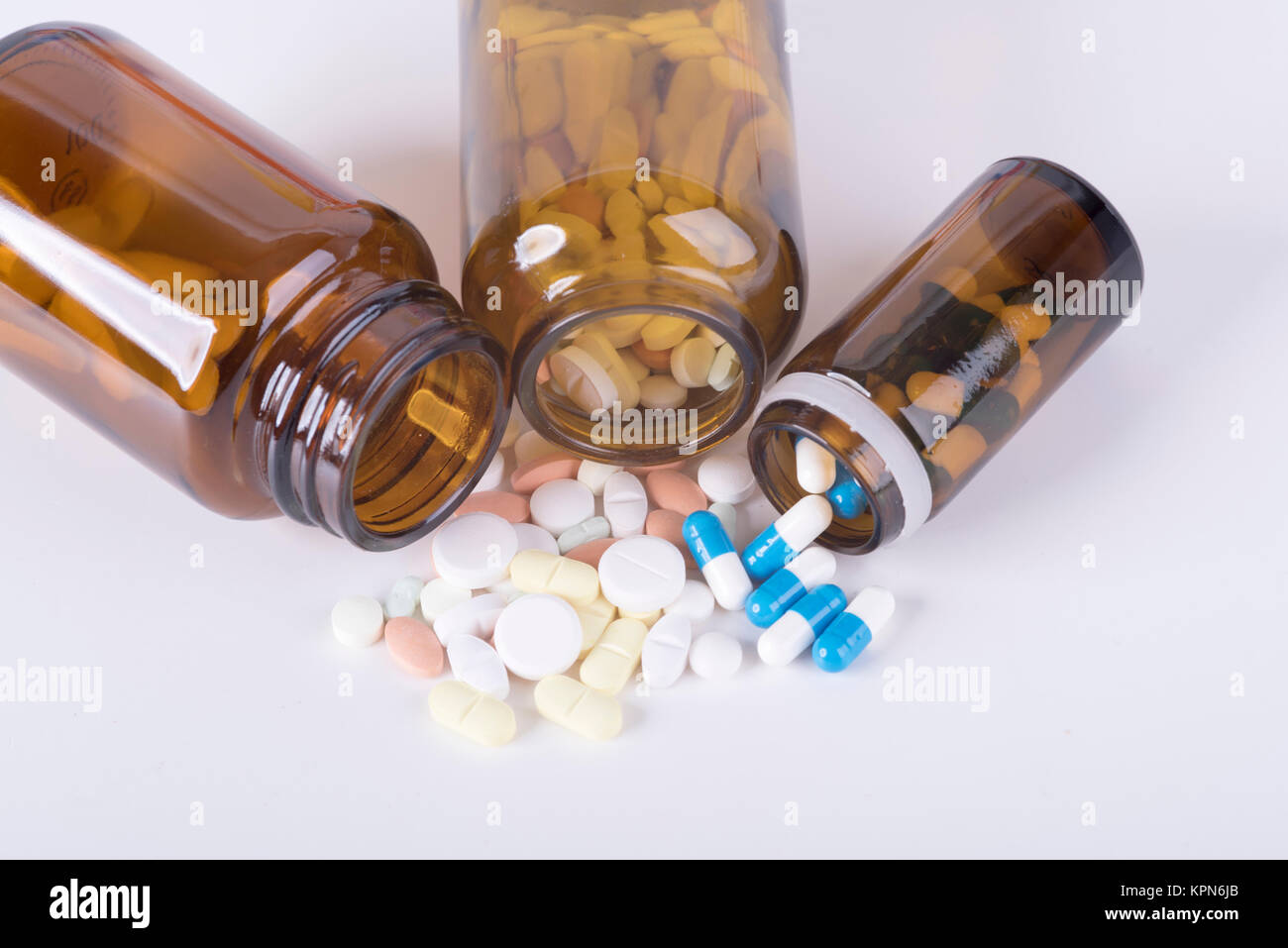 Pilules colorées et les tablettes. Banque D'Images