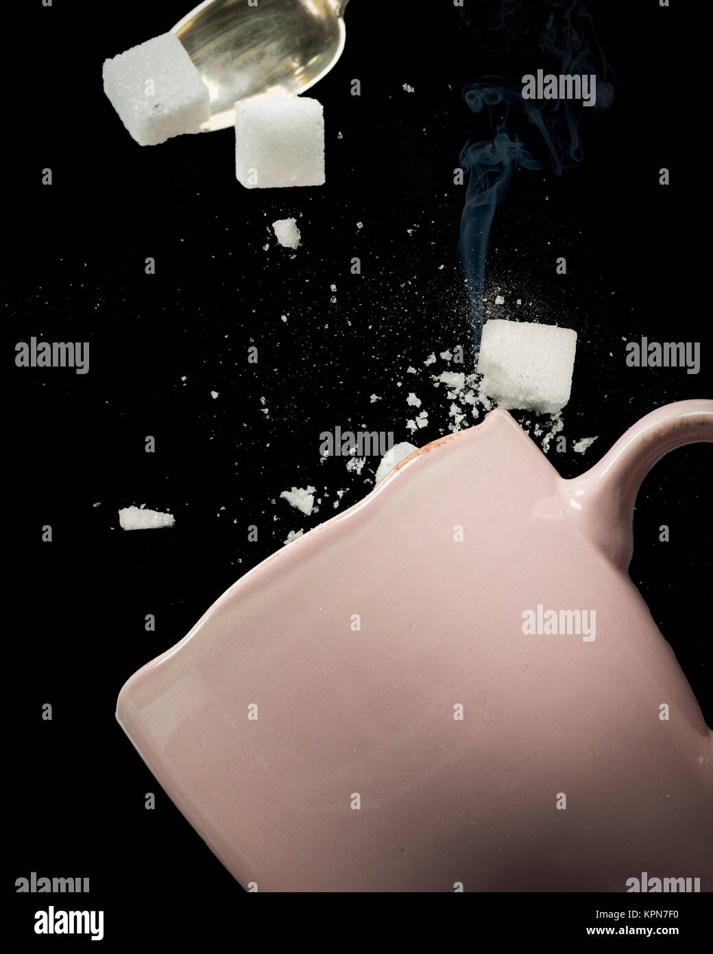 Des morceaux de sucre à côté de la tasse Banque D'Images