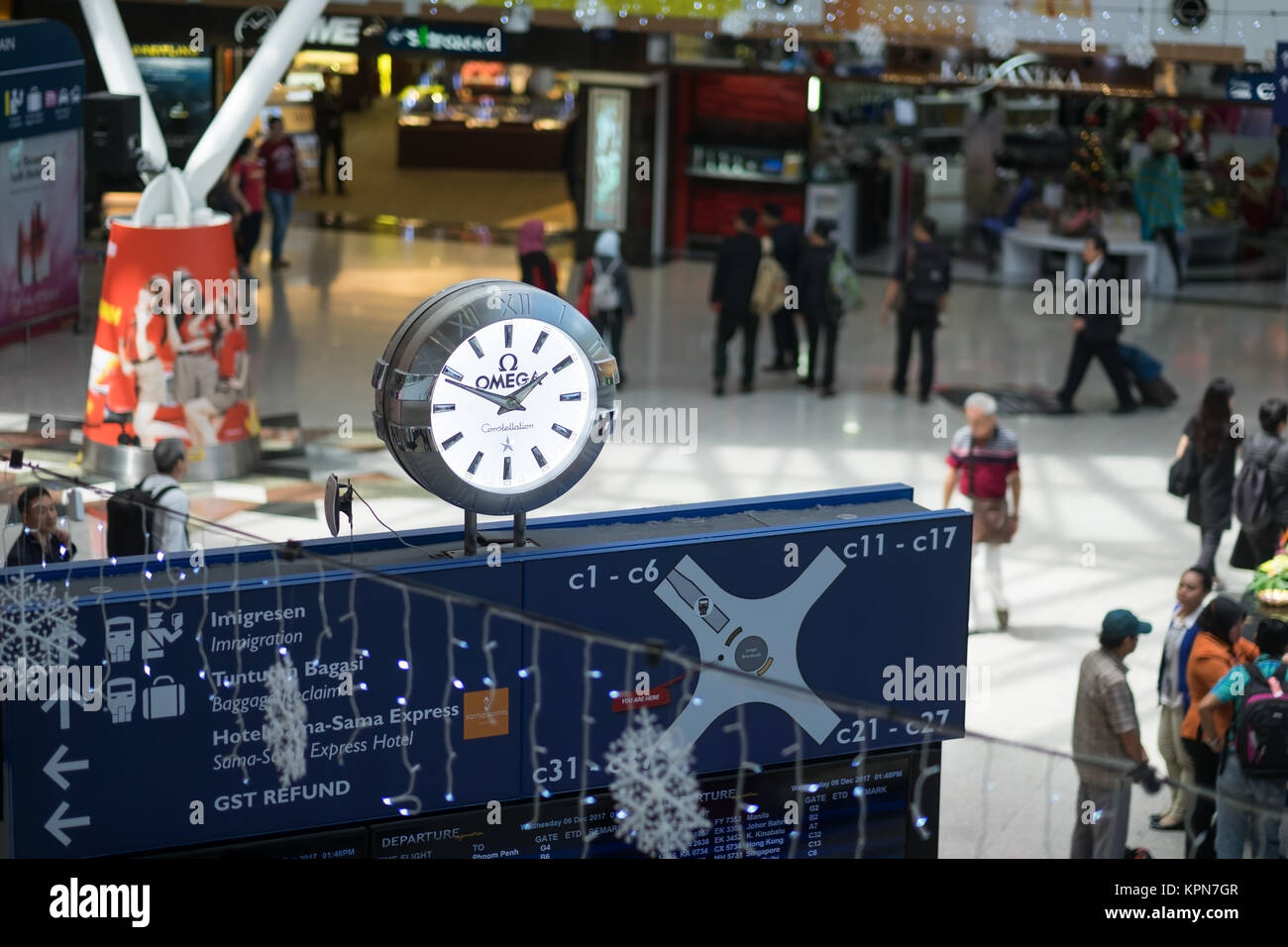 Kuala Lumpur, Malaisie - 06 Décembre, 2017 : l'intérieur du terminal de l'Aéroport International de Kuala Lumpur et de l'heure d'affichage Banque D'Images