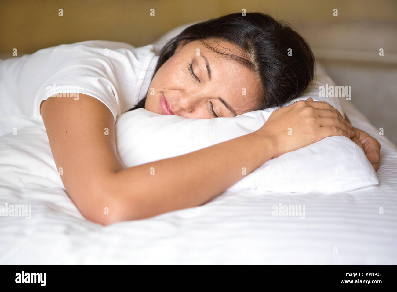 Asian woman sleeping in bed. Banque D'Images