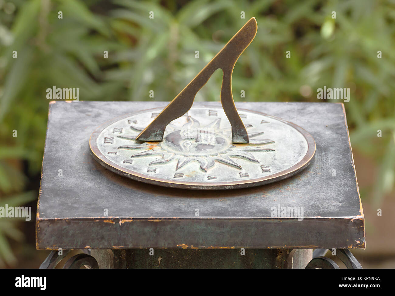 Cadran solaire de jardin dans la Rome antique Photo Stock - Alamy