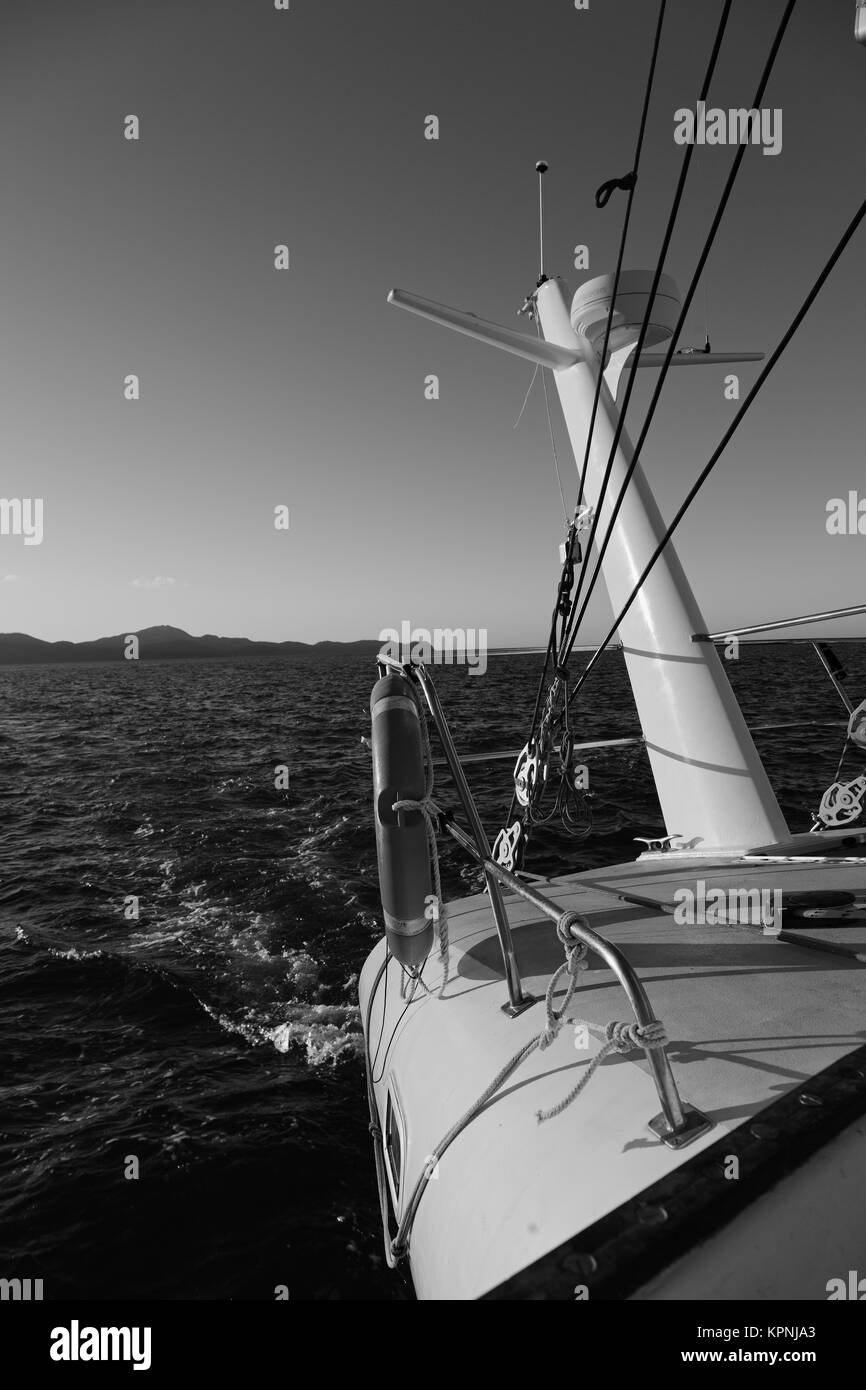En clair le ciel vide de sécurité radar catamaran conceot Banque D'Images