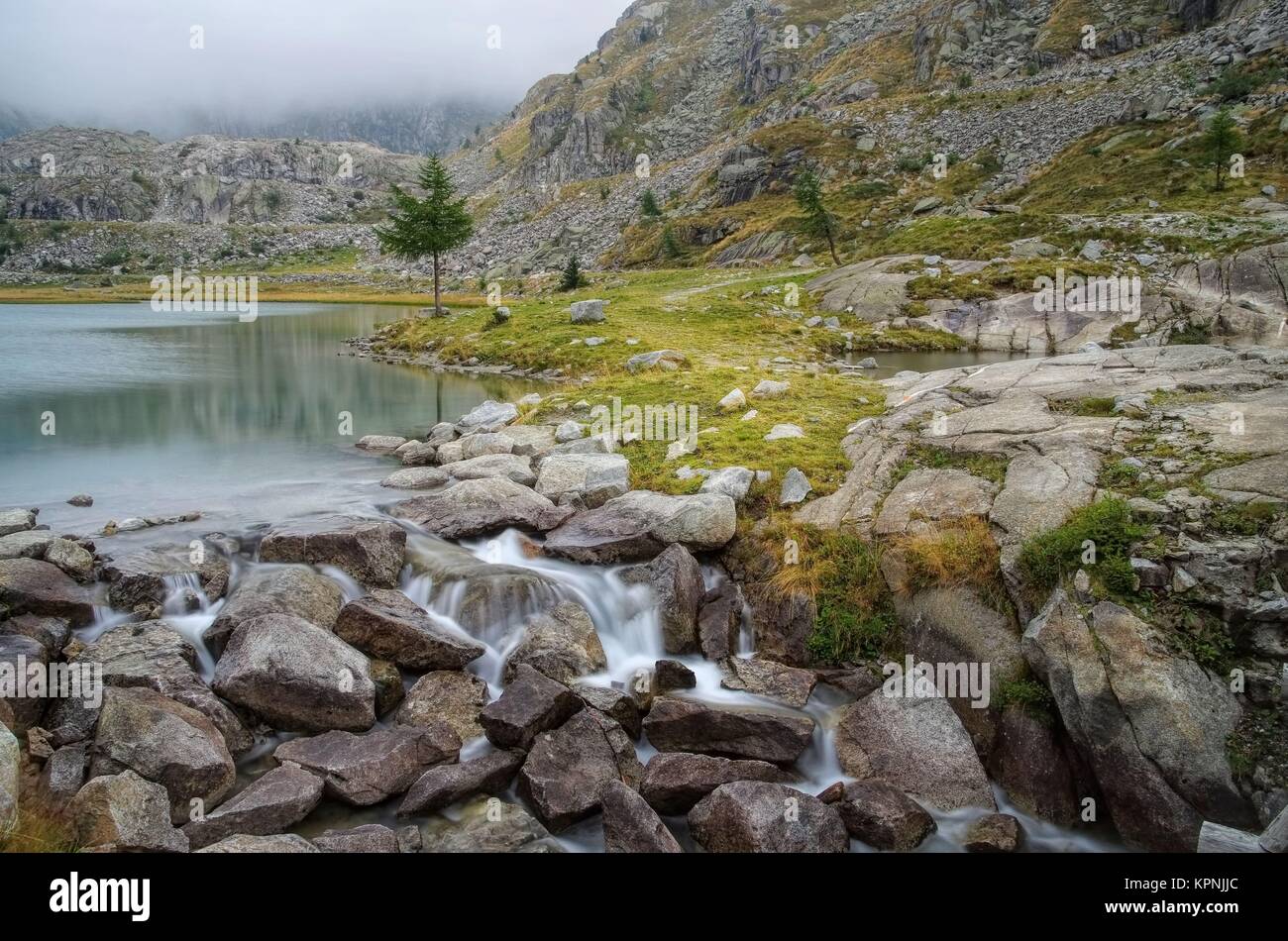 Cornisello cornisello - Cascade et le lac lac et cascade à dolomites Banque D'Images