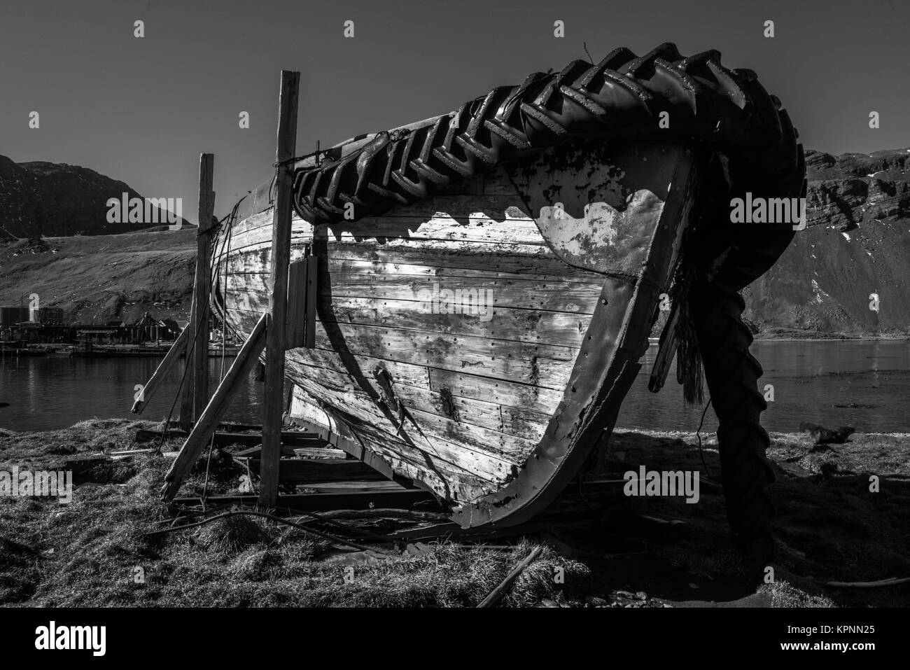 Bateau à rames abandonnées Mono sur des blocs de bois Banque D'Images