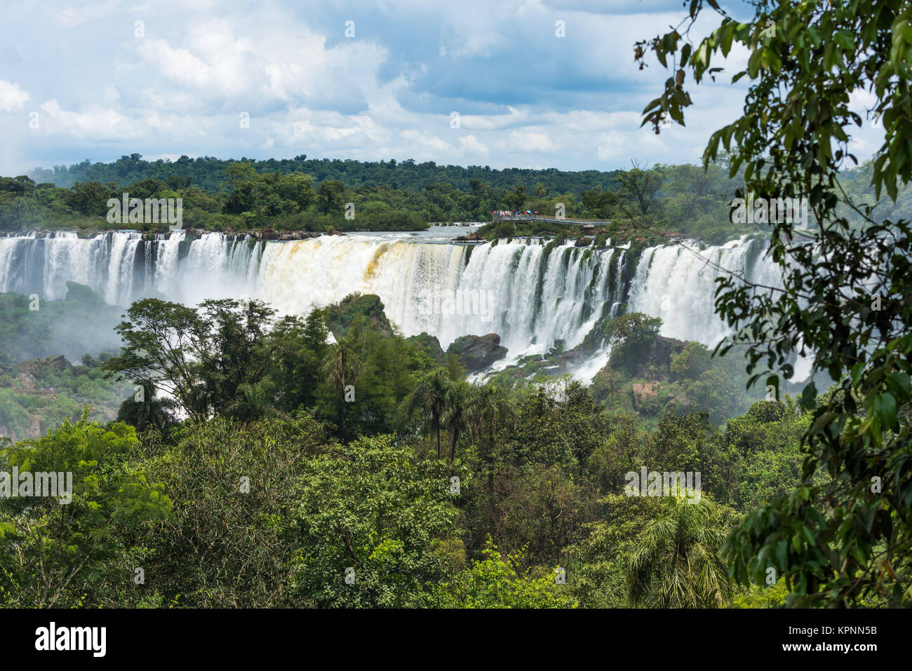 Les touristes en regardant la plate-forme d'observation d'Iguazu Banque D'Images