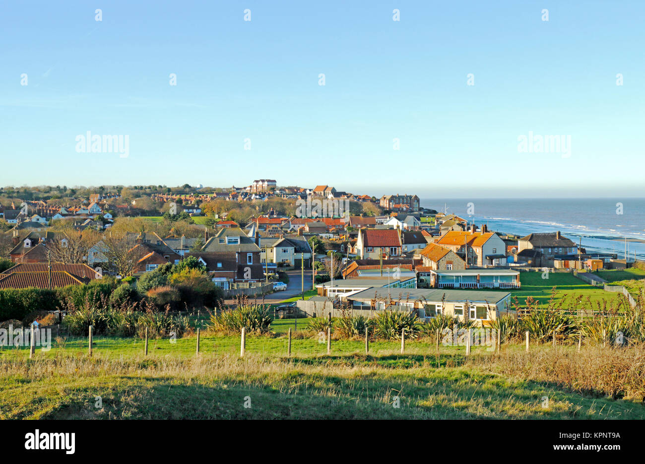 Une vue de l'Est des falaises de la North Norfolk station balnéaire de Mundesley-sur-Mer, Norfolk, Angleterre, Royaume-Uni. Banque D'Images