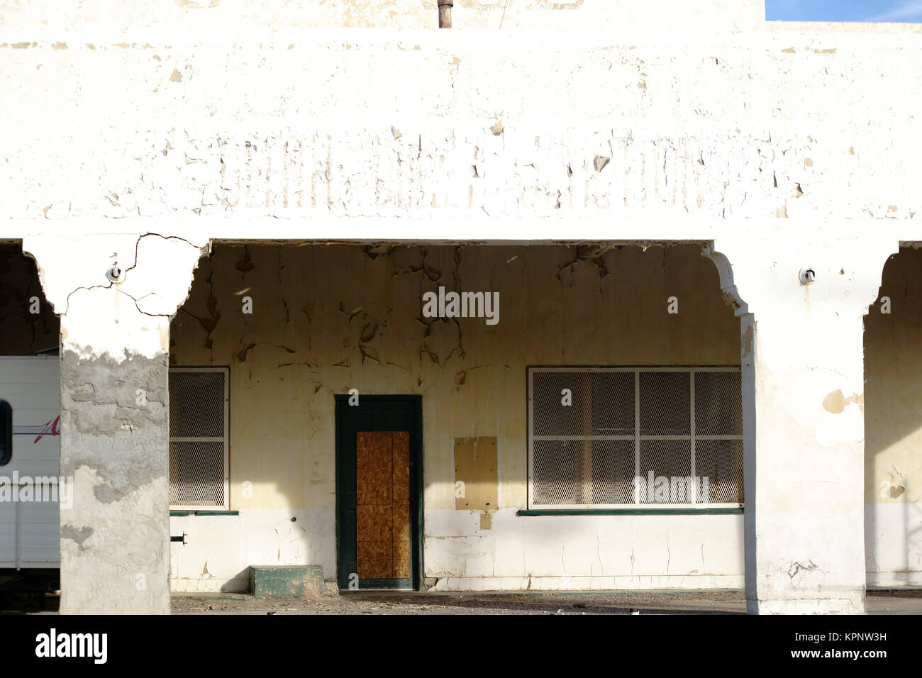 Heruntergekommenes Ein Wohn und Geschäftshaus mit einer von abblätternden Putzschichten la façade vergilbten. Banque D'Images