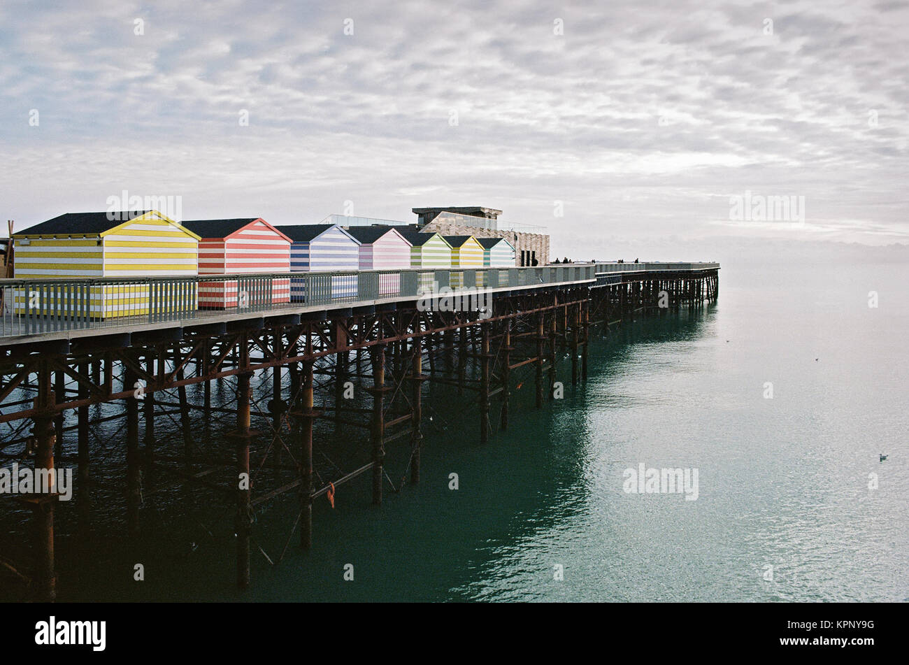 La jetée de Hastings, East Sussex, UK, avec les commerçants, cabines de plage, face à la mer Banque D'Images