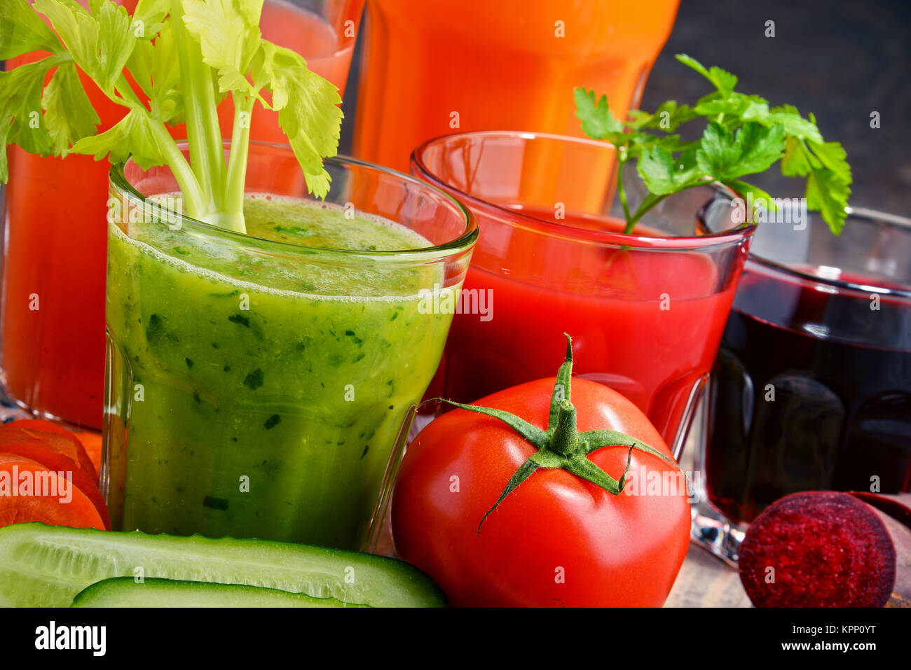 Lunettes avec des légumes biologiques frais et jus de fruits Banque D'Images