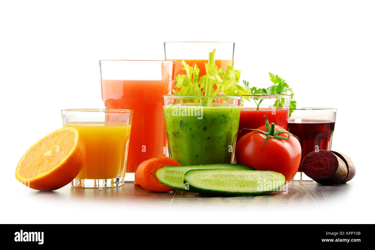 Lunettes avec des légumes biologiques frais et jus de fruits Banque D'Images