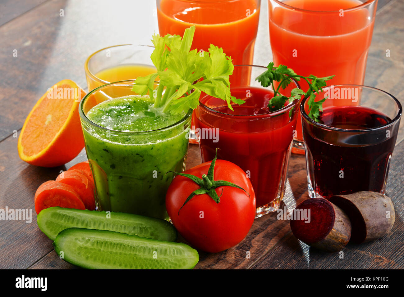 Lunettes avec des légumes biologiques frais et jus de fruits Banque D'Images