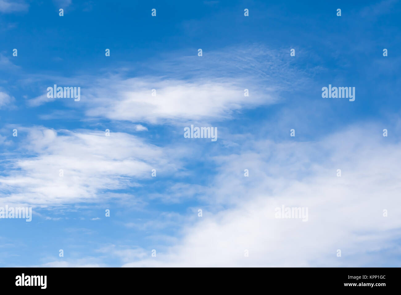 Ciel bleu avec des nuages blancs Banque D'Images