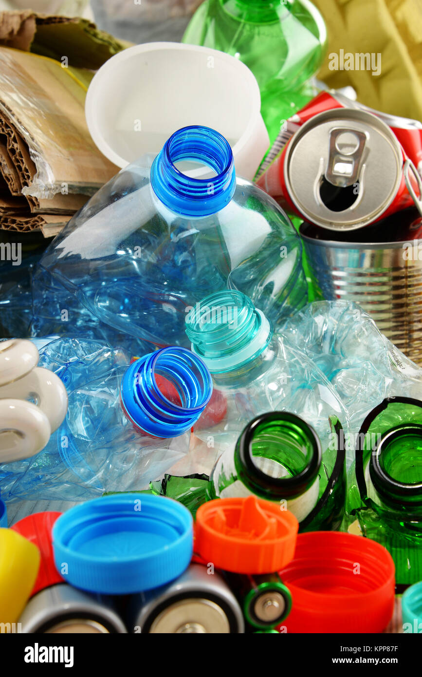 Recyclables constitués de verre, plastique, métal et papier Banque D'Images
