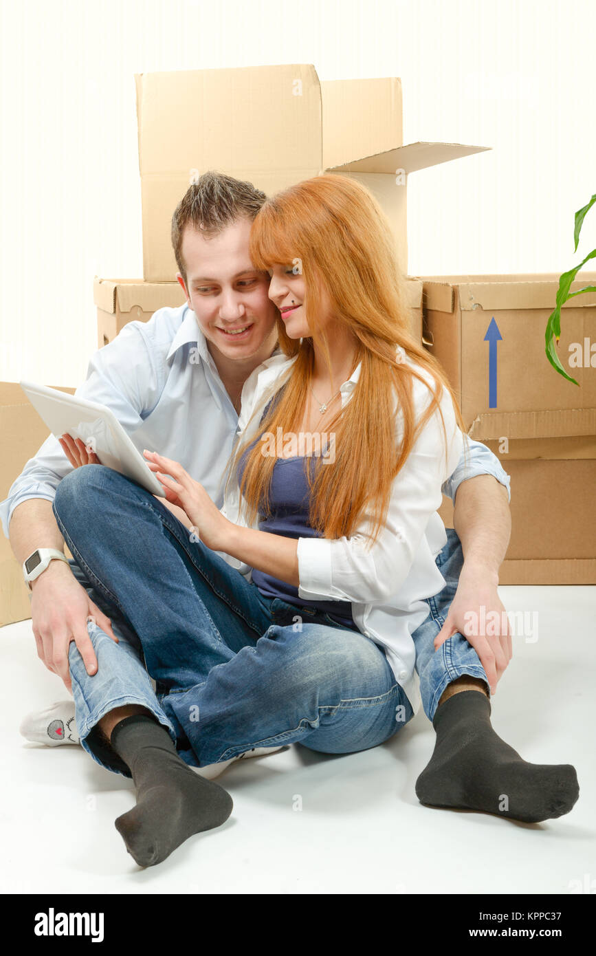 La préparation de nouveaux couple vacances with digital tablet Banque D'Images