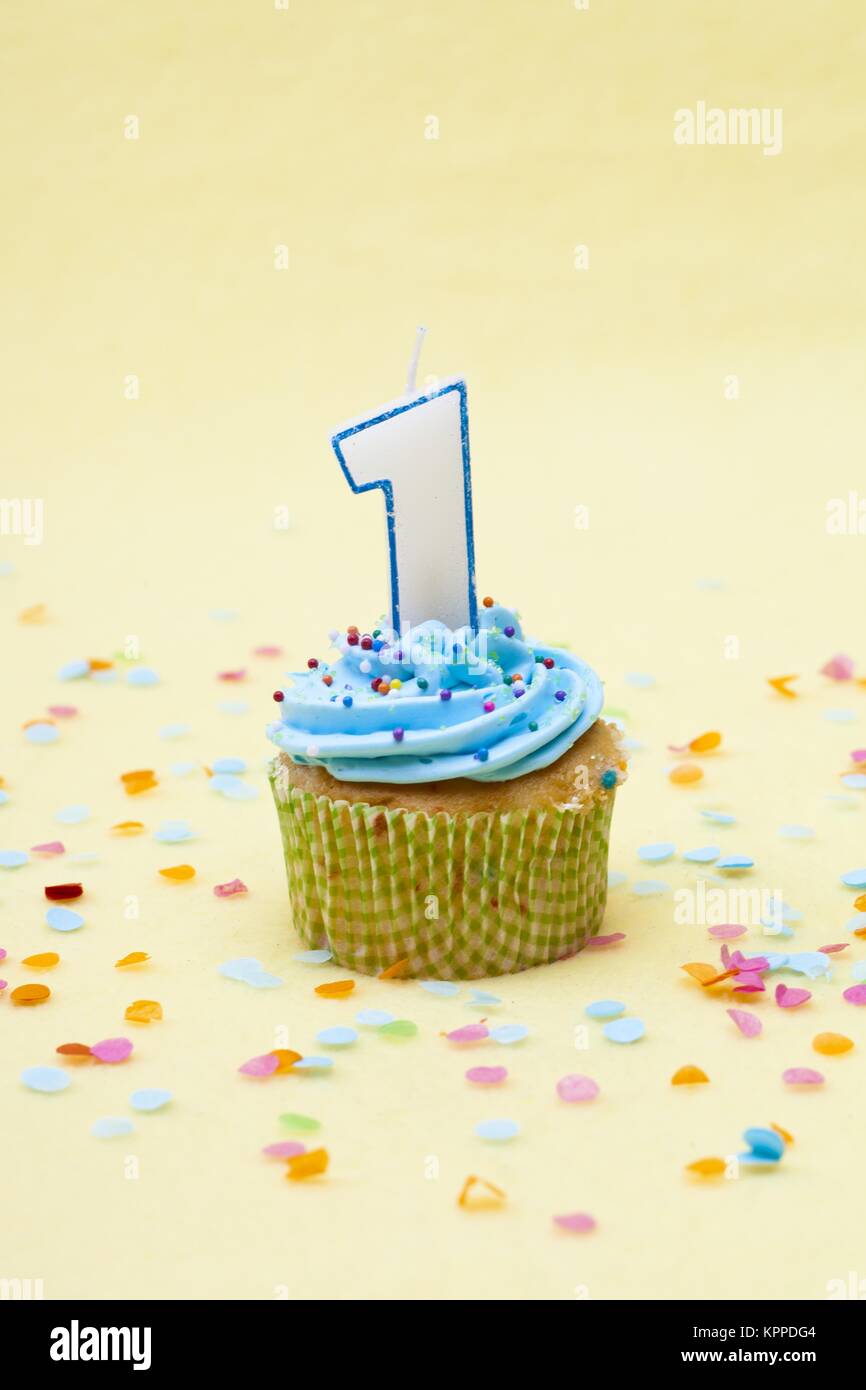 Image D Un Petit Gateau Avec Bougie D Anniversaire Photo Stock Alamy Image D Un Petit Gateau Avec Bougie D Anniversaire Photo Stock Alamy