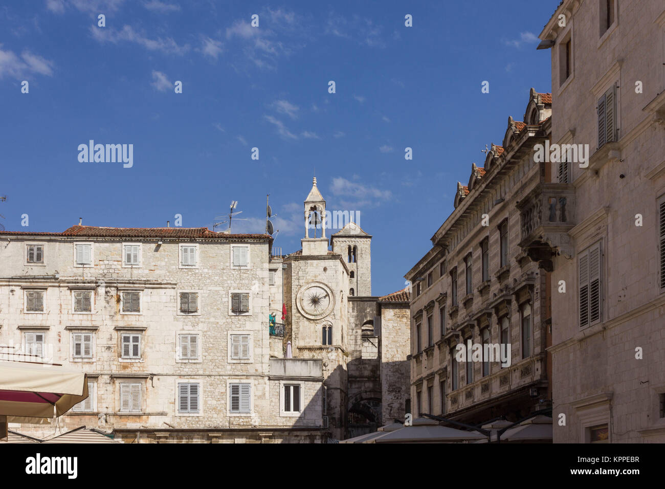 SPLIT, CROATIE - le 11 août 2017 : vue de l'architecture des bâtiments anciens dans la place Narodni, à Split, avec sa célèbre tour de l'horloge Banque D'Images