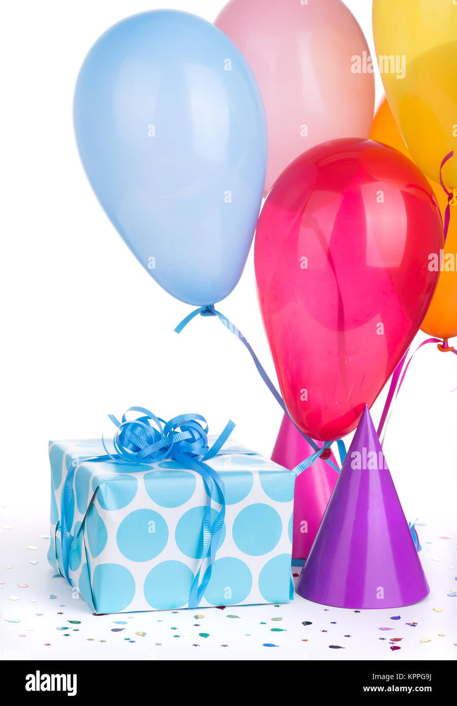 Cadeau D Anniversaire Bleu Avec Chapeaux De Fete Et De Ballons Sur Un Fond Blanc Photo Stock Alamy Cadeau D Anniversaire Bleu Avec Chapeaux De Fete Et De Ballons Sur Un Fond Blanc Photo Stock Alamy