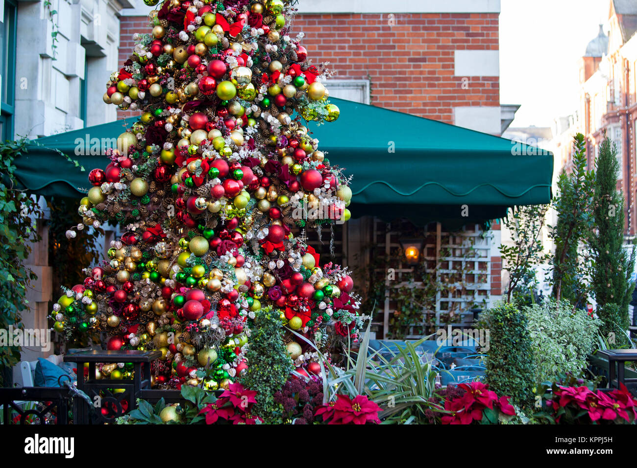 Londres, Royaume-Uni - 12 décembre 2017 : arbre de Noël est placée à l'extérieur de l'Ivy restaurant grill du marché de Covent Garden. Banque D'Images