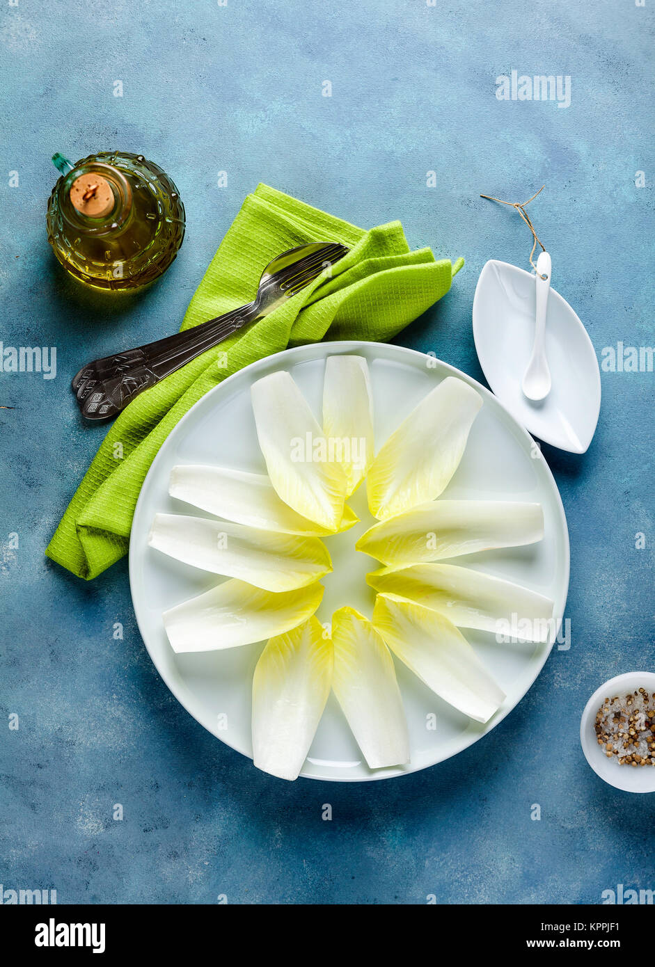 Les endives prêt à être servi - Alimentation saine - cruet avec de l'huile d'olive, les fourches et les épices Banque D'Images