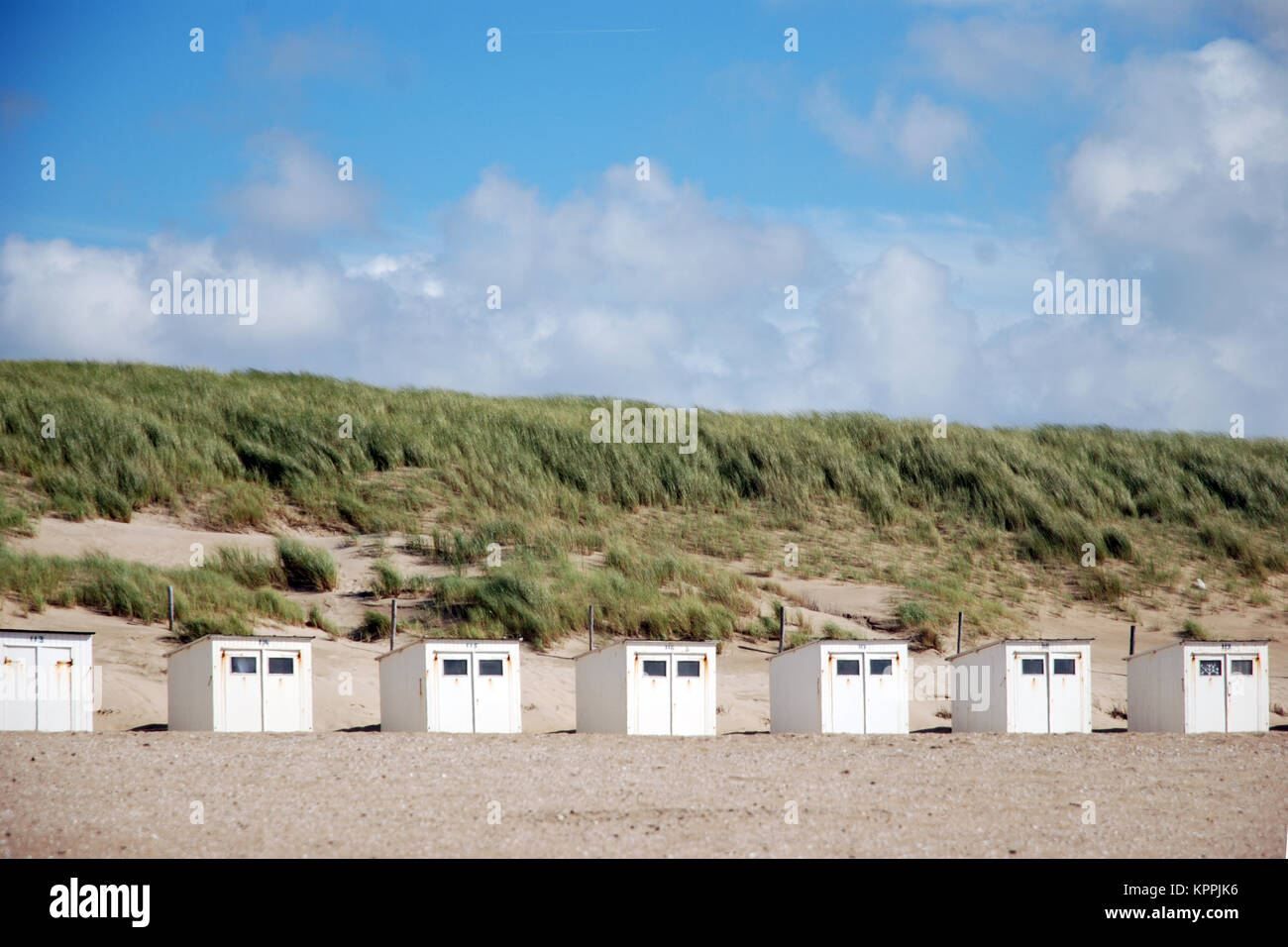 Peu de cabines de plage au coucher du soleil sur la mer du Nord sur waddeneiland Texel Hollande Europe. Banque D'Images