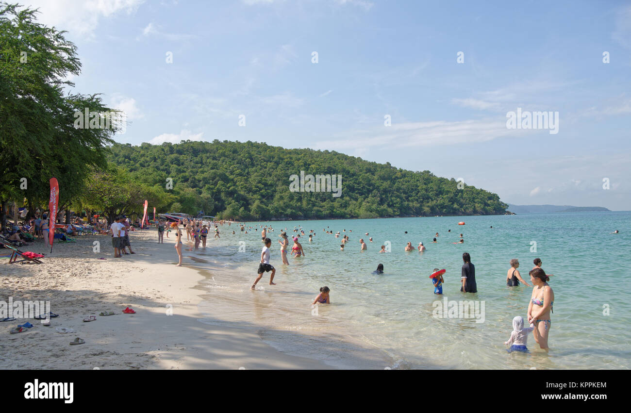 Pattaya, Thaïlande- 22 novembre 2017; : Sai Kaew Beach plage Sattahip-Military.Personnes bronzer et nager Banque D'Images