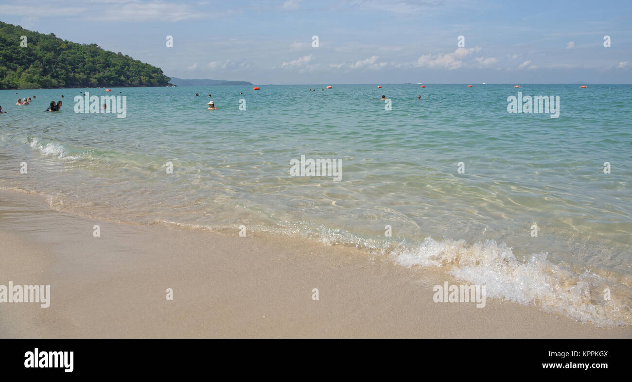 Pattaya, Thaïlande- 22 novembre 2017; : Sai Kaew Beach plage Sattahip-Military.Personnes bronzer et nager Banque D'Images