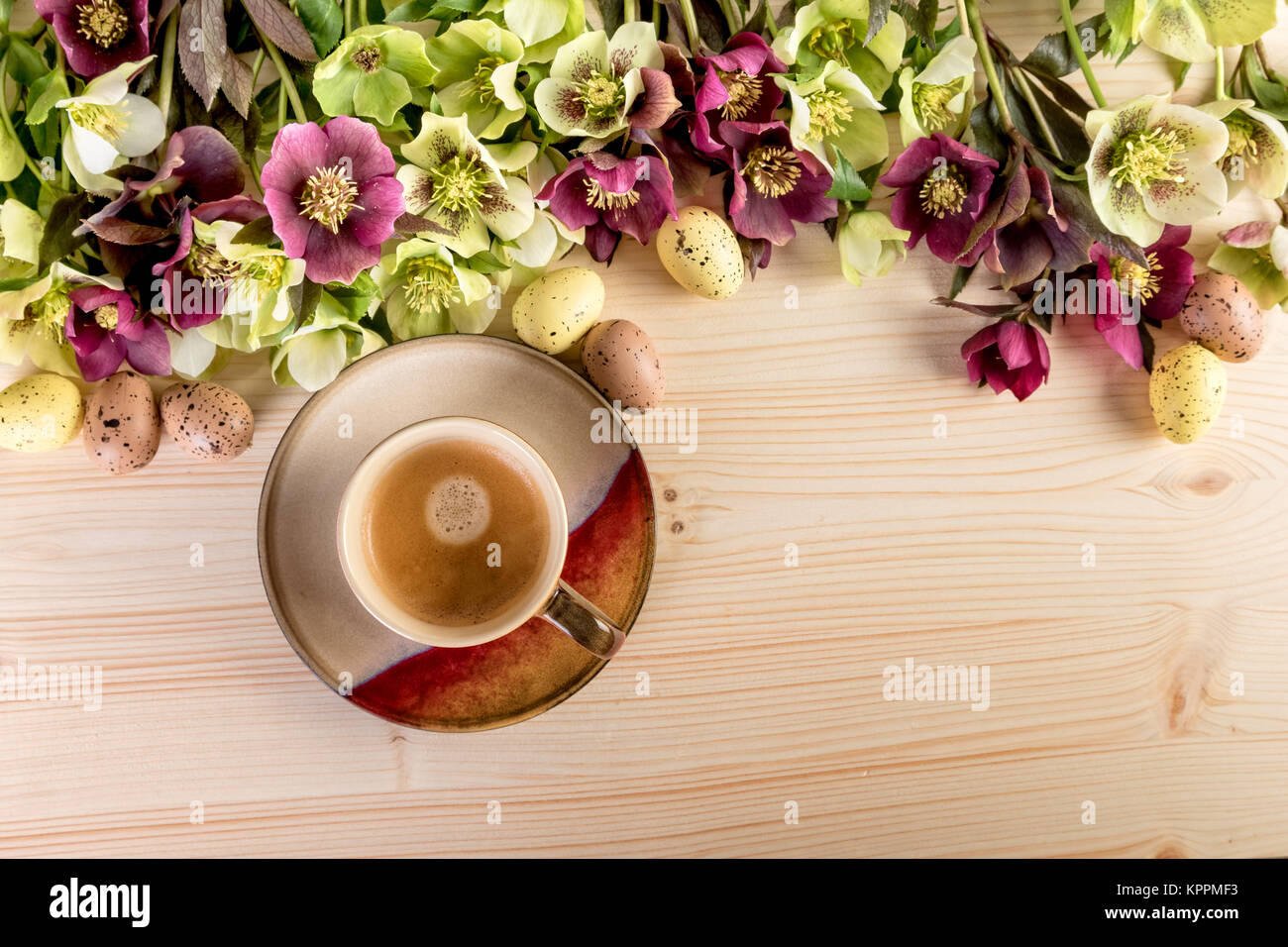 Tasse de café avec des fleurs et des oeufs de Pâques Banque D'Images