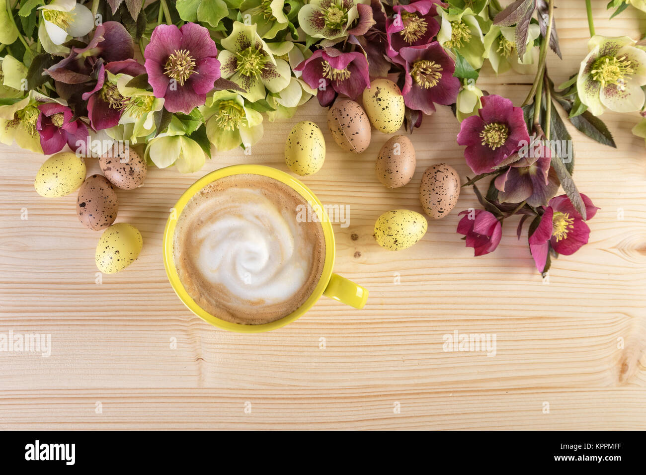 Tasse de cappuccino et de fleurs avec des oeufs de Pâques Banque D'Images
