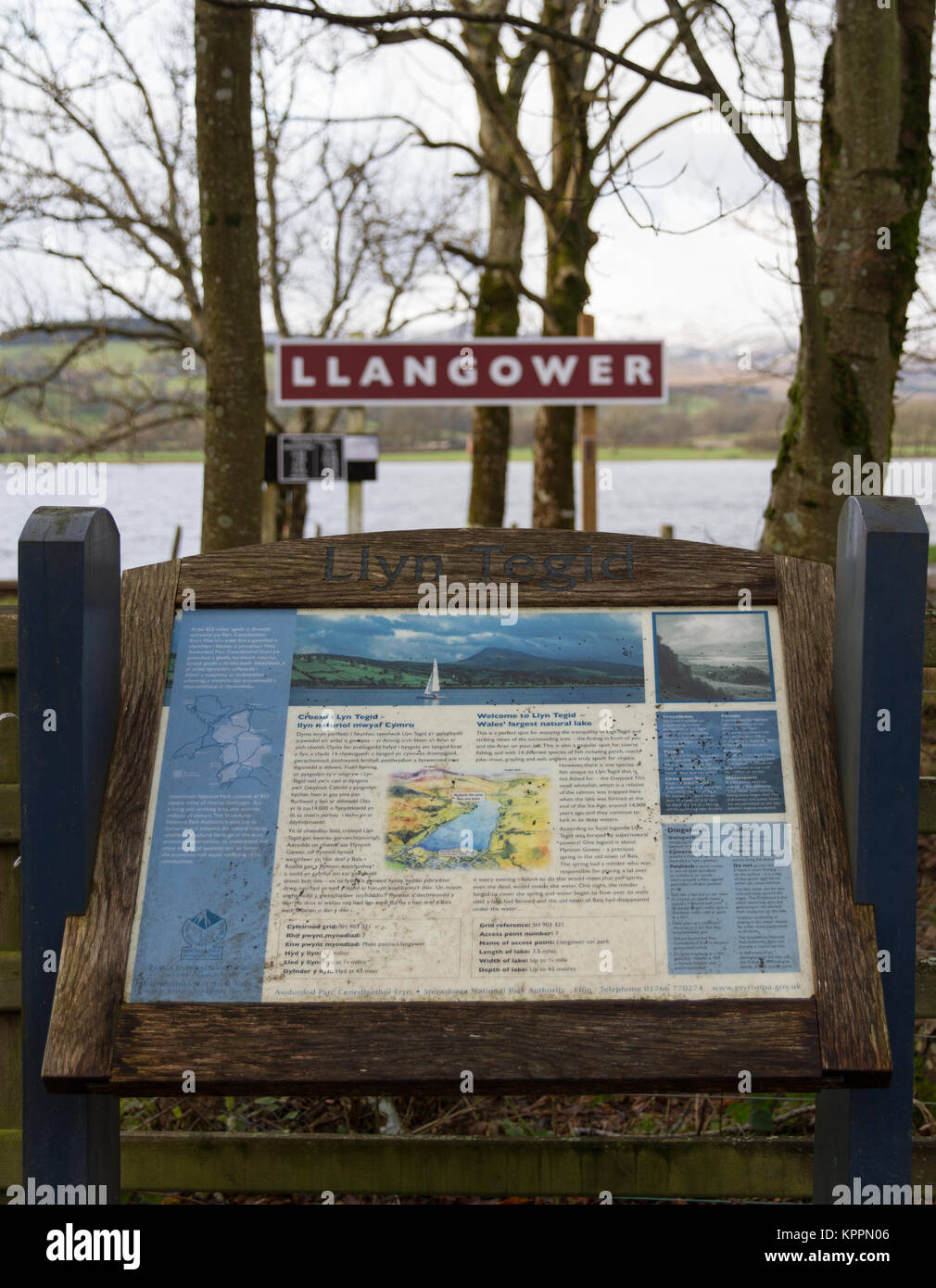La gare la plus Llangower, Bala Lake Railway avec nom de la Gare, Lac et montagnes derrière - Panneau d'interprétation l'information Info Board Banque D'Images