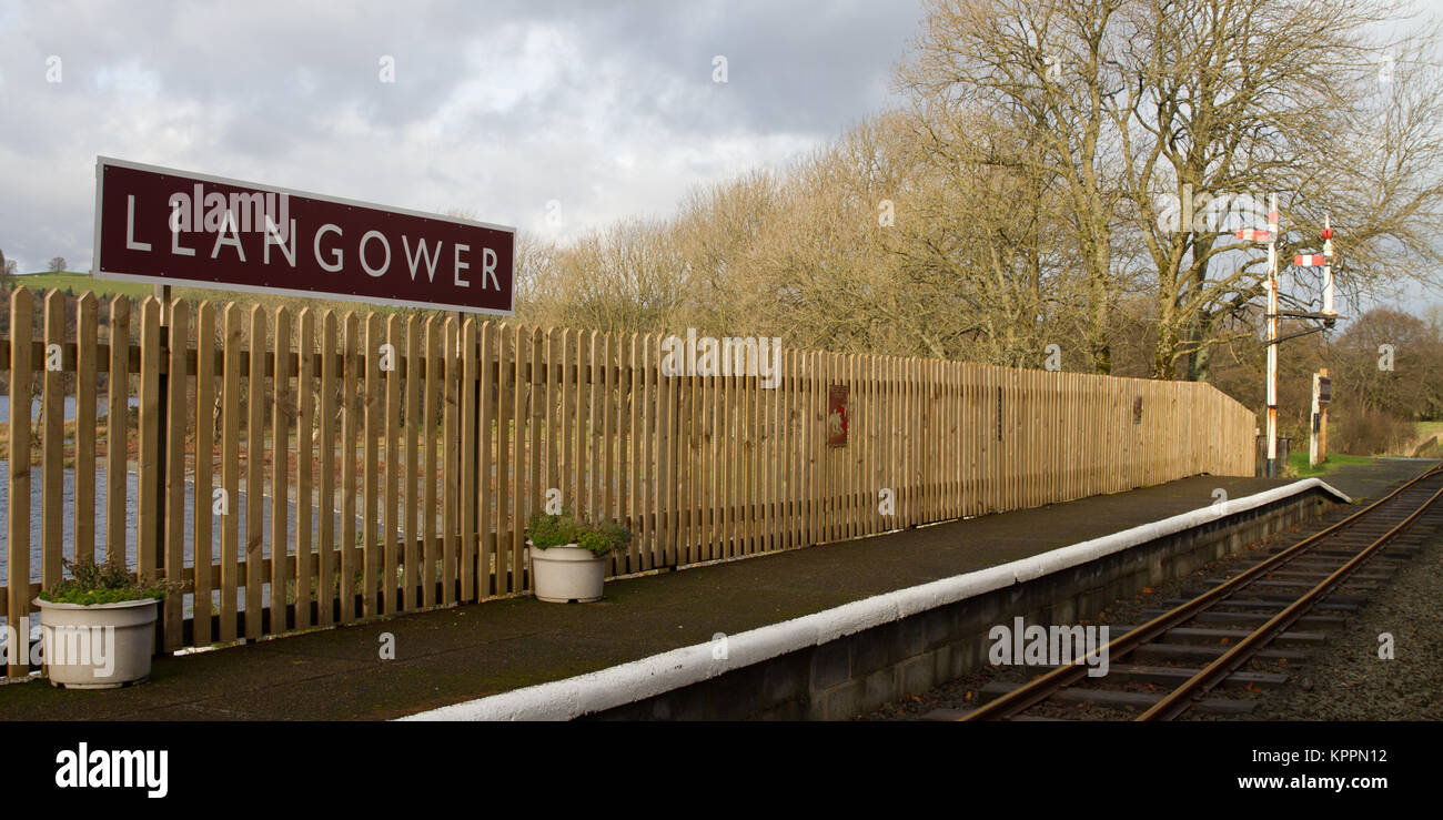 La gare la plus Llangower, Bala Lake Railway avec nom de la station, le lac et les montagnes derrière, les signaux de chemin de fer à la fin des plates-formes Banque D'Images