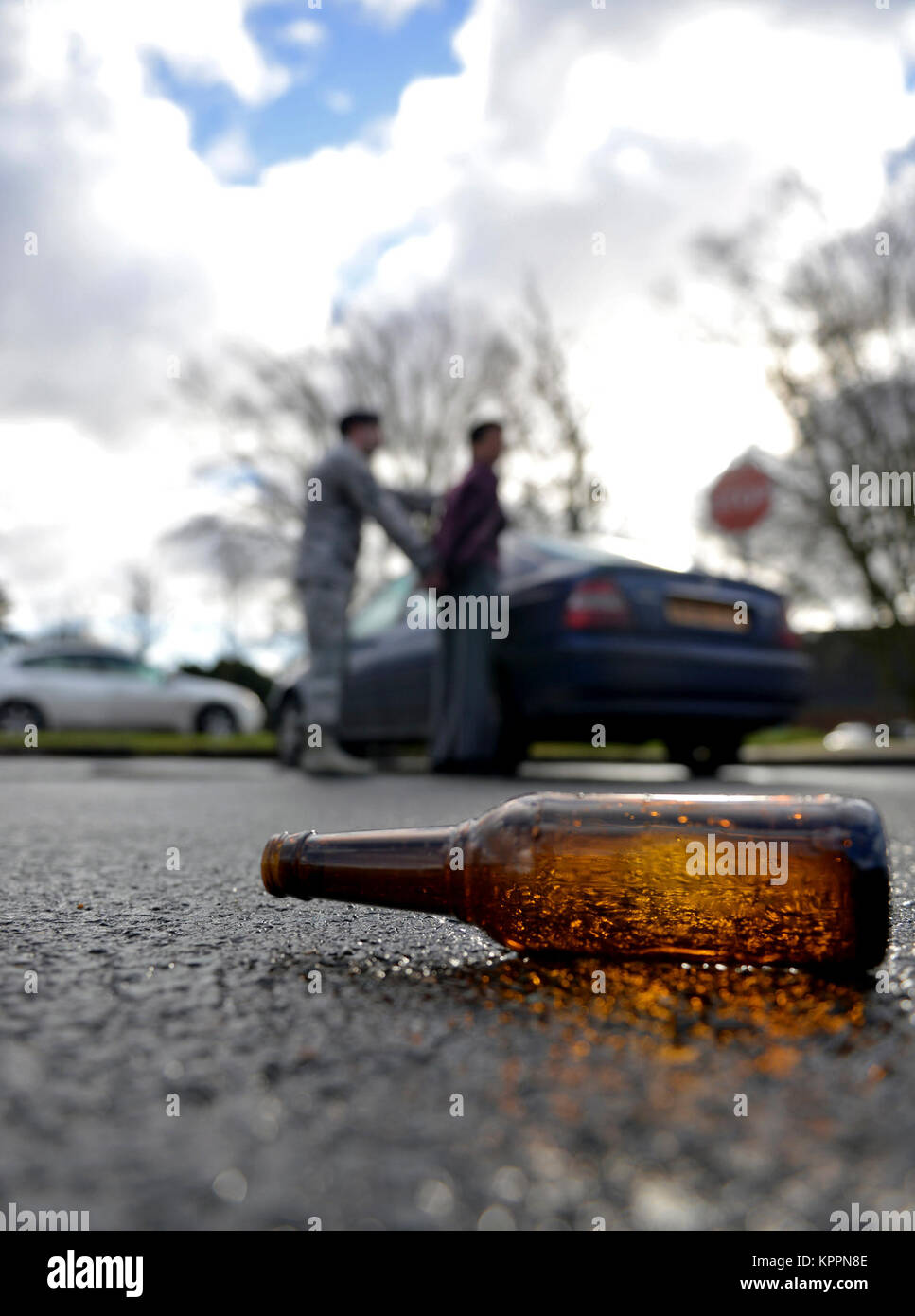 Un U.S. Air Force 100e Escadron des Forces de sécurité aérienne simule les menotter un particulier pour l'alcool au volant 23 Février, 2017, le RAF Mildenhall, Angleterre. Drink Smart est une campagne créée par l'équipe de Mildenhall aviateurs contre l'alcool au volant pour lutter contre la conduite avec facultés affaiblies sur et à l'extérieur de la base. (U.S. Air Force Banque D'Images
