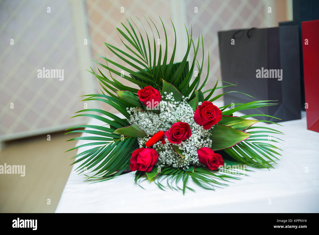 Bouquet de roses rouges. Valentine Vintage Floral background. Banque D'Images