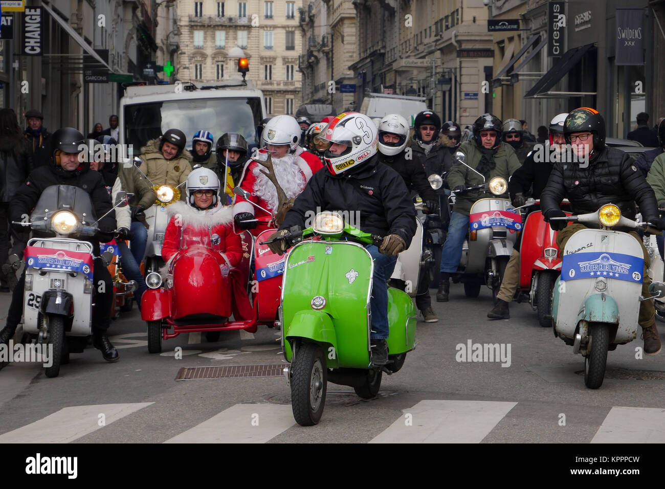 Pere-noel riding scooter, Lyon, France Banque D'Images