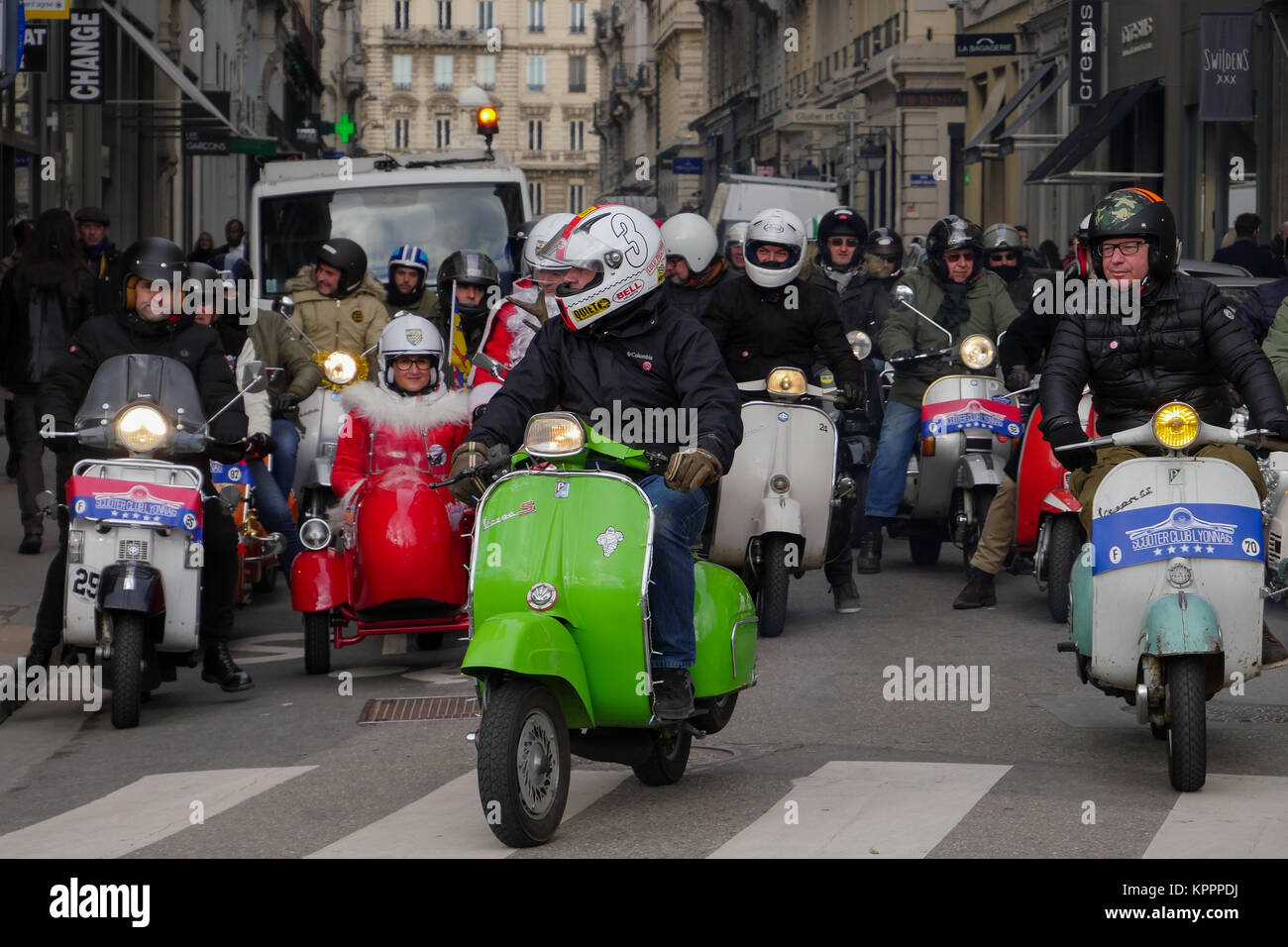 Pere-noel riding scooter, Lyon, France Banque D'Images