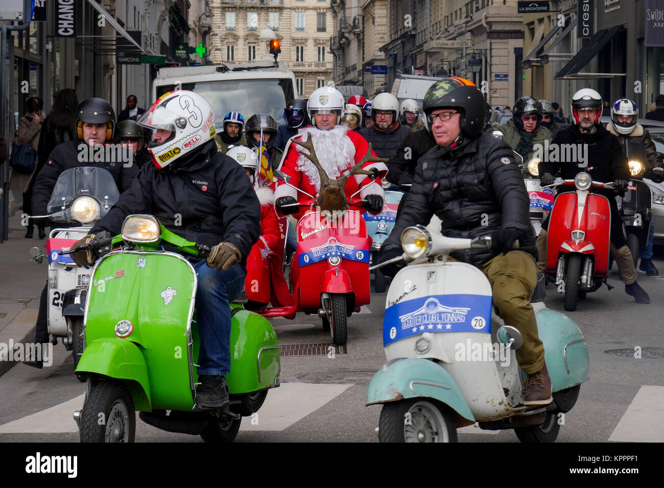 Pere-noel riding scooter, Lyon, France Banque D'Images