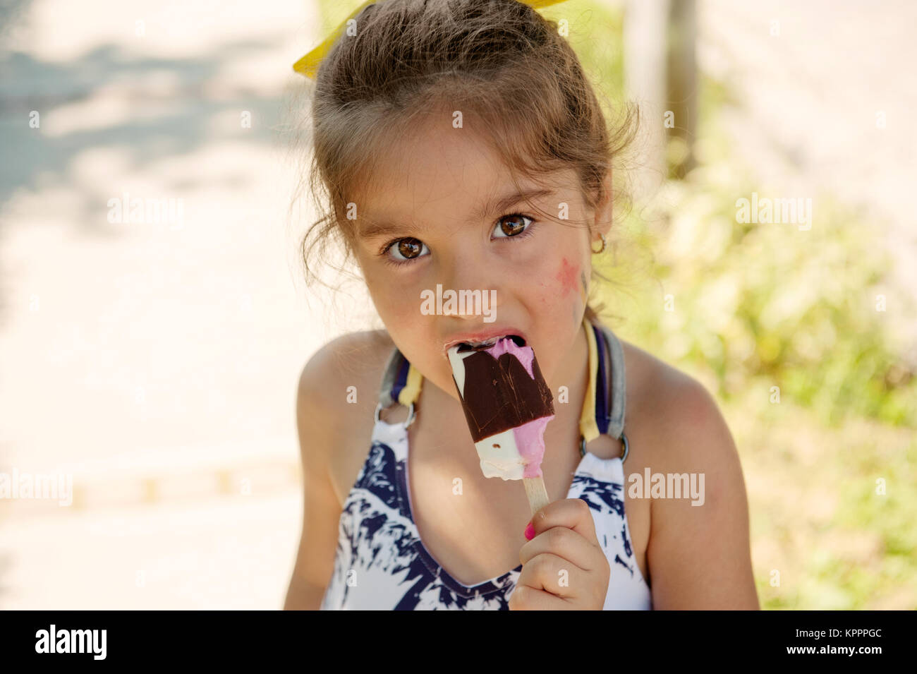 Little girl eating ice cream Banque D'Images