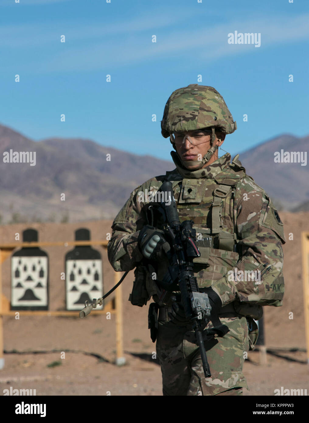 Texas Army National Guard du Siège Troop, 1er escadron, le 180e régiment de cavalerie, d'infanterie de la 45e Brigade Combat Team, effectuer le tir à courte portée de l'équipe et les exercices de tir réel au complexe gamme McGregor, Nouveau Mexique, le 12 novembre 2017, dans le cadre de la formation post-mobilisation pour un prochain déploiement en Afghanistan. Le 180ème sera déployée à l'appui de l'opération Liberté's Sentinel, où ils prendront part le train, dirigée par l'OTAN d'aider et de conseiller et connue sous le nom d'opération soutien résolu. (U.S. La Garde nationale de l'armée Banque D'Images