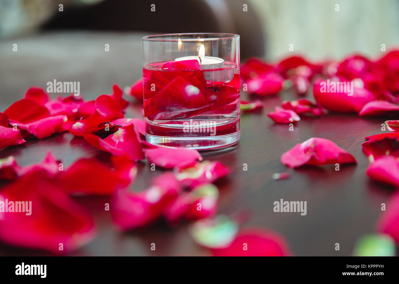 Petales De Fleurs Des Bougies Et De Verre Belle Rouge Romantique Des Bougies Photo Stock Alamy