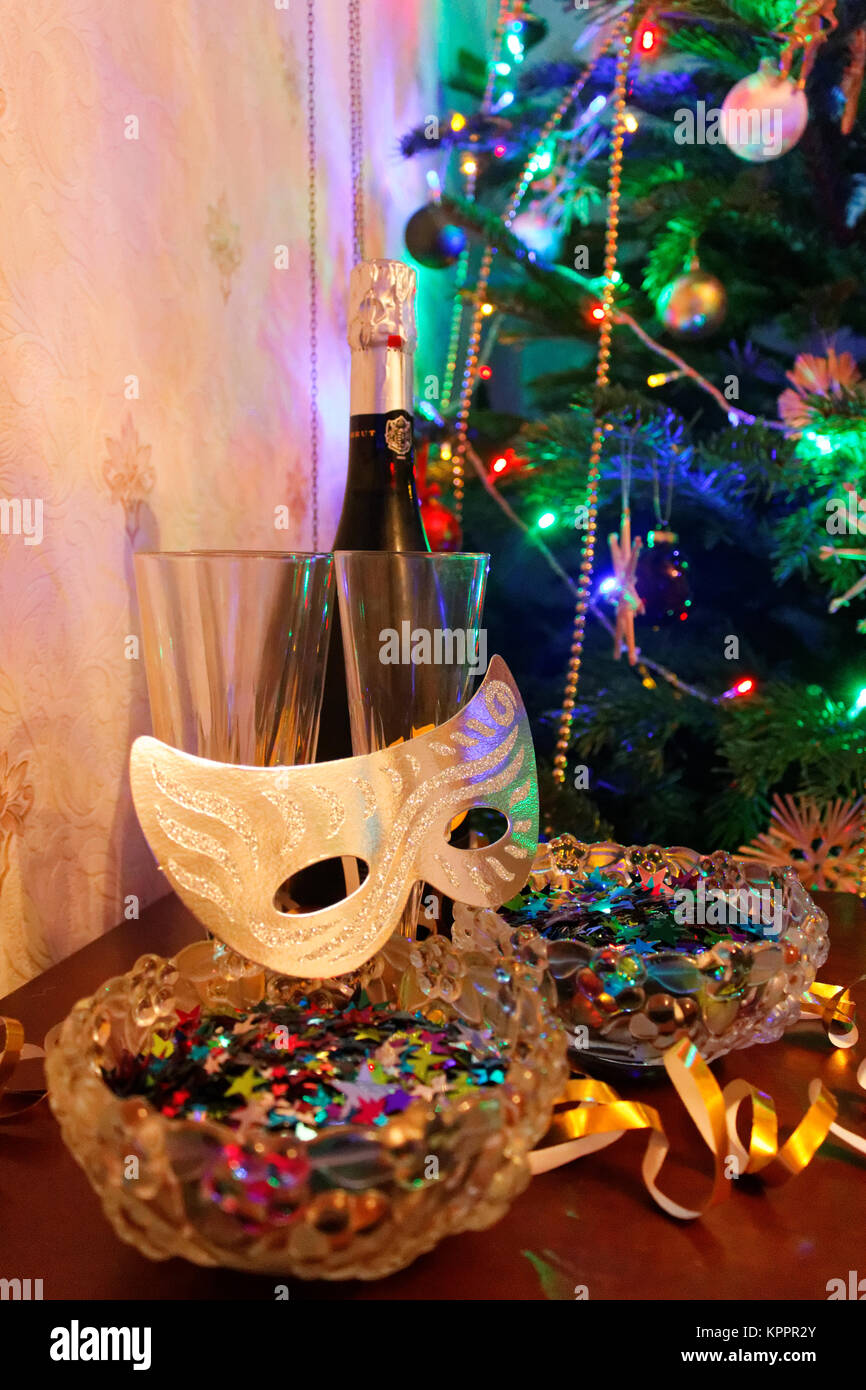 Bristol, Angleterre - 1 janvier 2016 : nouvelle année Xavier champagne, verre, masque et confettis. Bonne Année. Banque D'Images