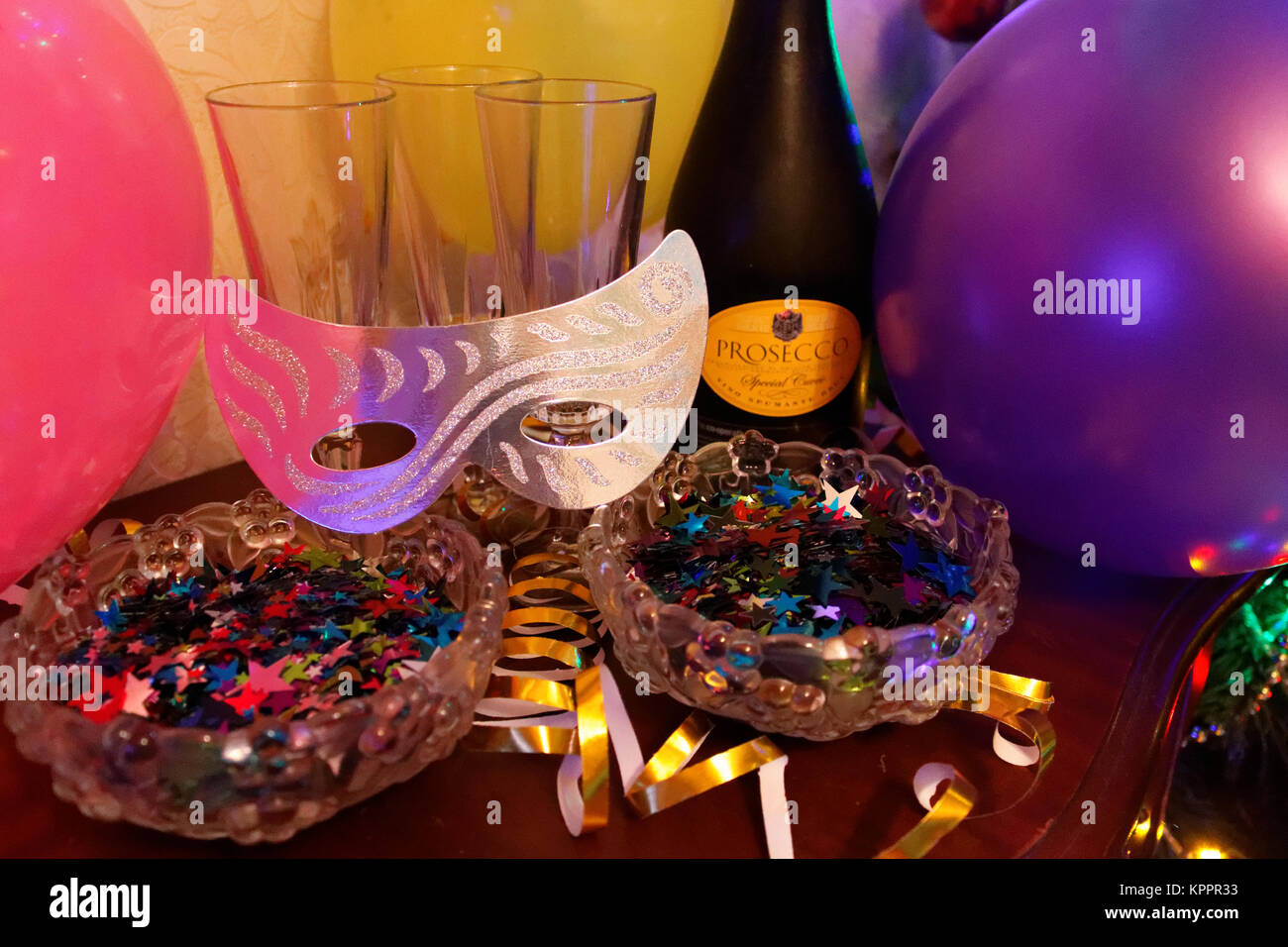 Bristol, Angleterre - 1 janvier 2016 : nouvelle année Xavier champagne, verre, masque et confettis. Bonne Année. Banque D'Images