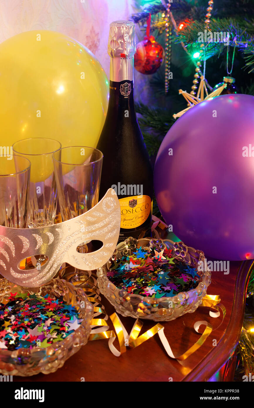 Bristol, Angleterre - 1 janvier 2016 : nouvelle année Xavier champagne, verre, masque et confettis. Bonne Année. Banque D'Images