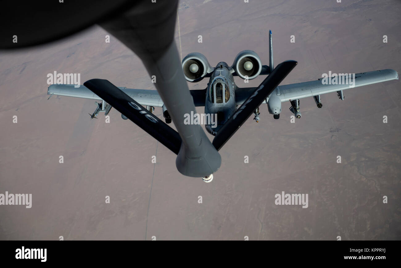 Un U.S. Air Force UNE Thundbolt-10 II reçoit le combustible dans un KC-135 Stratotanker affecté à la 447e groupe expéditionnaire aérienne au cours d'une mission de ravitaillement sur la Syrie, le 1er décembre 2017. IIs Thunderbolt ont été impliqués dans des combats de Mossoul à Raqqa et sont actuellement utilisés dans la lutte contre ISIS dans des pays tels que l'Irak, la Syrie et l'Afghanistan. (U.S. Air Force Banque D'Images